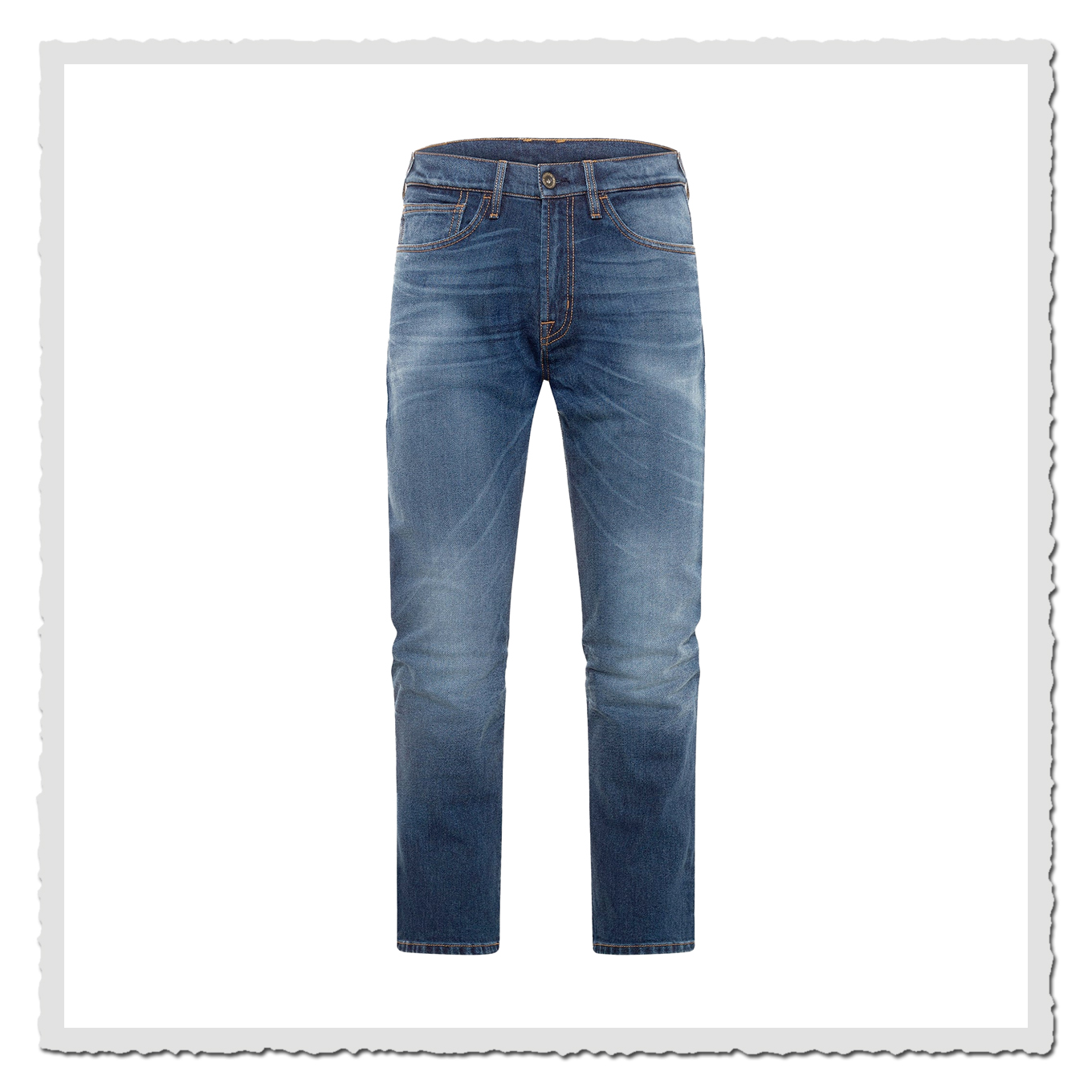 Freigestellte blaue Jeans in Frontansicht, gerade geschnitten, auf weißem Hintergrund.